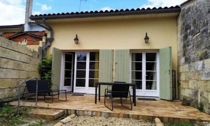 Petit-Palais-et-Cornemps Apartamento | Appartement T2 Avec Jardin