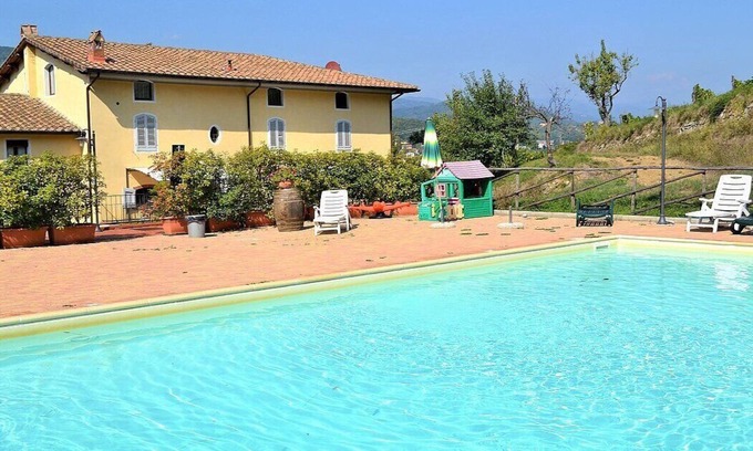 Serravalle Pistoiese Casa | Clarabella Apartment A: Un apartamento característico y acogedor que forma parte de una villa de dos plantas situada en una zona montañosa.