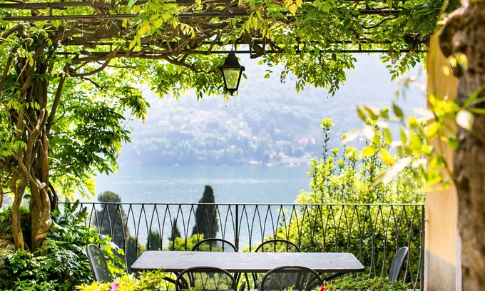 Moltrasio Apartamento | Appartamento in Villa Fioravante by Wonderful Italy