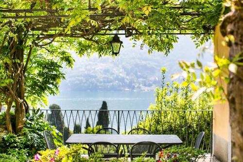 Moltrasio Apartamento | Appartamento in Villa Fioravante by Wonderful Italy