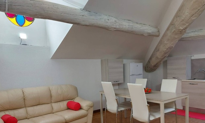 Gallarate Apartamento | Appartamento Mansardato con due camere da letto presso Villa Mirabilia