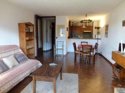 Les Carroz-d'Araches Apartamento | Appartement 2 pièces pour 6 personnes, cabine, parking, au cœur du village, proche des pistes - FR-1-572-166