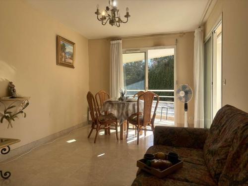 Juan-les-Pins Apartamento | Appartement 2P à Juan les Pins : emplacement idéal, parking, terrasses, proche plage et commerces - FR-1-252-188
