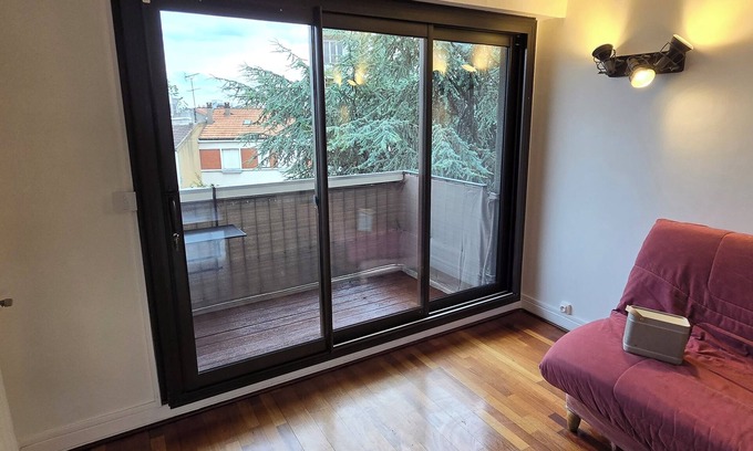 Romainville Apartamento | Appartement 45 M2 à 300m du Métro Avec Large Balcon et Très Grande TV 75 Pouces