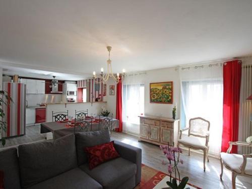 Remiremont Apartamento | Appartement Confortable à Remiremont, Proche Centre et Commerces, Garage et Wifi Inclus - FR-1-589-132
