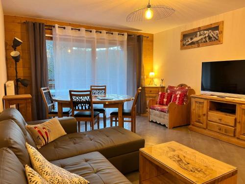 Samoens Apartamento | Appartement cosy avec terrasse et parking privé, centre village à 2 pas et arrêt ski-bus proche - FR-1-624-114