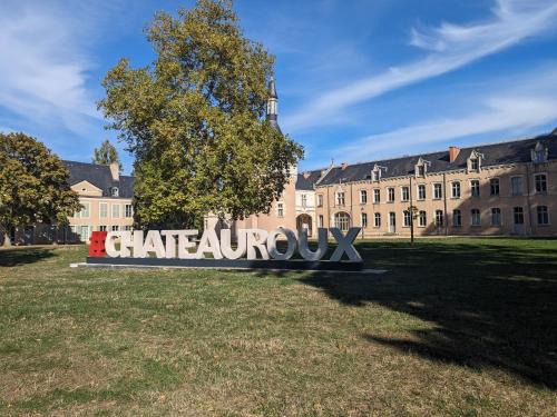 Chateauroux Apartamento | Appartement de Charme au Parc Balsan - Châteauroux, Près Centre Aquatique et Loisir - FR-1-591-556