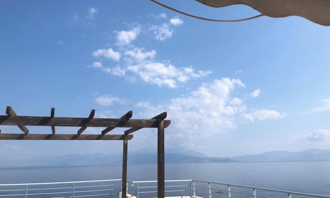 Evrostina Apartamento | Appartement en bord de mer avec piscine. Vue à couper le souffle !