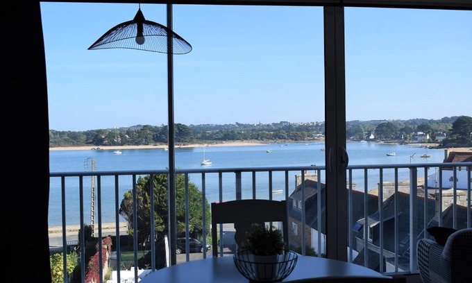 Tregastel Apartamento | Appartement entièrement rénové avec SUPERBE VUE sur la Baie Sainte-Anne à TREGASTEL - Ref 96