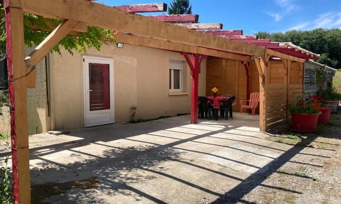 Compreignac Apartamento | Appartement indépendant, terrasse couverte, rouge