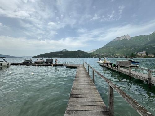 Duingt Apartamento | Appartement Le Beach du Lac d'Annecy avec les pieds dans l eau, plage et ponton privé