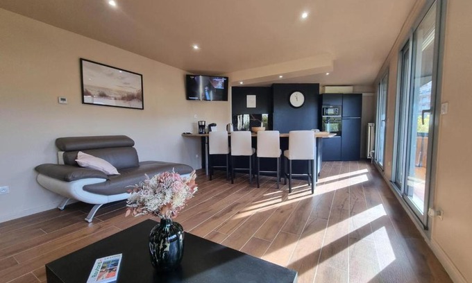 Saint-Chamond Apartamento | Appartement lumineux avec balcon, 2 chambres, parking privé, proche gare à Saint-Chamond - FR-1-496-272