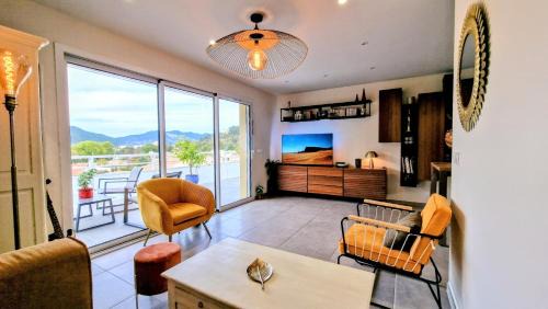 Die Apartamento | Appartement neuf, avec vue montagnes.