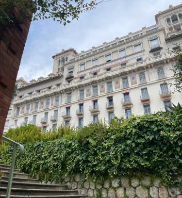 Menton Apartamento | Appartement Ombragé 44m2 Riviera Palace Belle-Epoque, Restomod et Literie Prestige