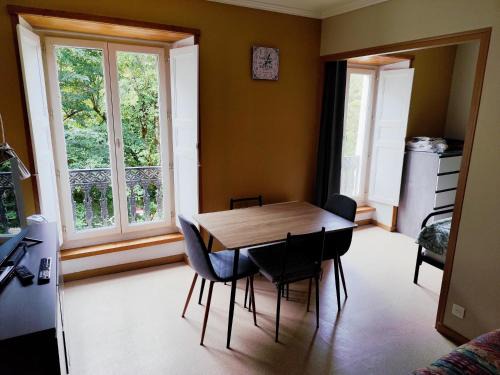 Bagneres-de-Luchon Apartamento | appartement T1 hyper centre 350 m des thermes 200 m des télécabines deuxième étage avec ascenseur
