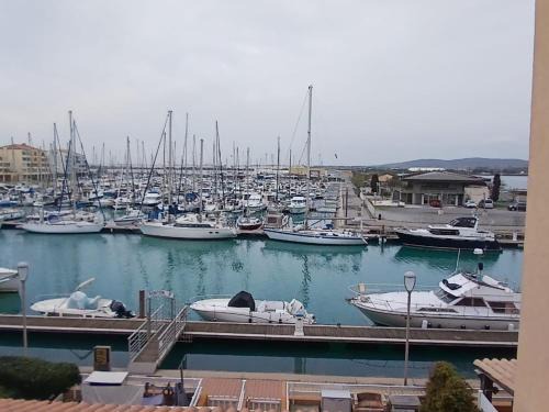 Frontignan Apartamento | Appartement T2 Frontignan-Plage, 6 pers, vue port, parking inclus - FR-1-785-17