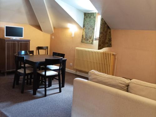 Jausiers Apartamento | Appartement T3 Mezzanine pour 6 Pers. avec Piscine et Sauna à Jausiers, Château des Magnans - FR-1-165B-9