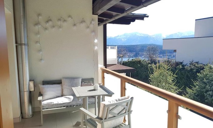 Velden am Worther See Apartamento | Appartment BERGE byTILLY - in den Hügeln über Velden - idyllische Waldrandlage - überdachter Balkon mit Blick in den Garten - 3 Autominuten ins Zentrum und zum Wörthersee - Carport - Waschmaschine & Trockner - WLAN - Smart TV