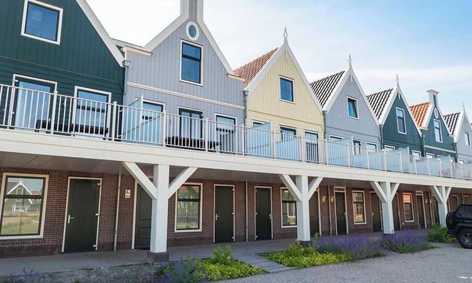 Uitdam Casa | Appartment with 5 bedrooms, 2 bathrooms and a terrace