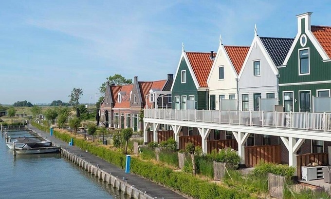 Uitdam Casa | Appartment with 6 bedrooms, 3 bathrooms and 2 balconies