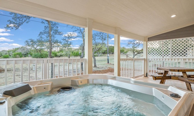 Fredericksburg Cabina | Appian Way Maltese Cottage 1 Bedroom Cabin by RedAwning