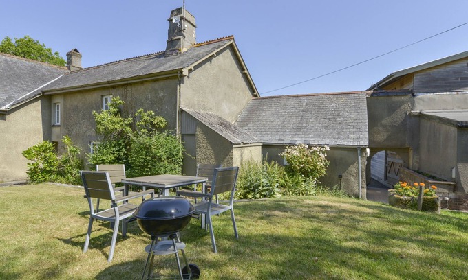 Teigngrace Cabaña | APPLE BLOSSOM, pet friendly, with pool in Newton Abbot