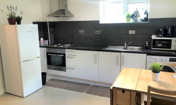 Harlington Casa | Apple House Guesthouse Heathrow Airport