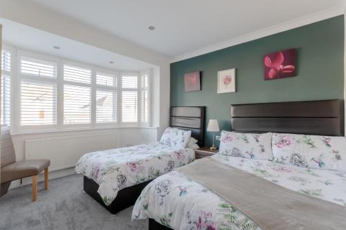 Queensbury Casa | Apple House Wembley - Family room with shared bathroom