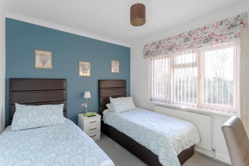 Queensbury Casa | Apple House Wembley Twin Room shared bathroom