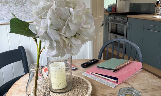 Hartland Casa | Apple Pippin, shepherds hut style, sleeps 4, private garden, walk to pubs & more