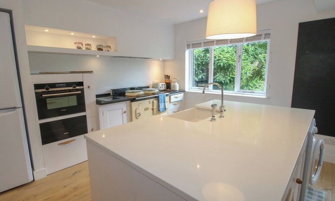 Pembridge Cabaña | APPLECROFT, pet friendly, character holiday cottage in Pembridge