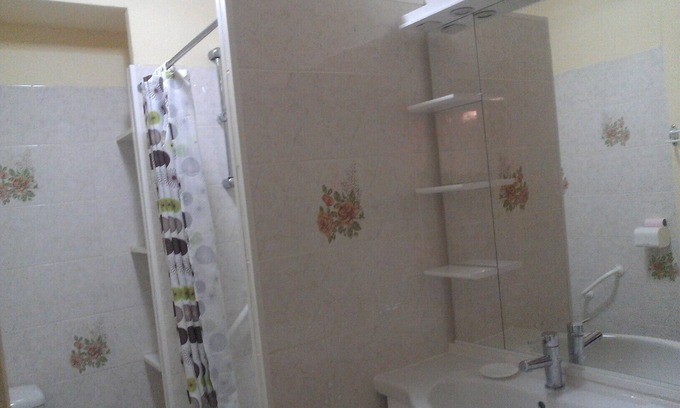 Lamalou-les-Bains Apartamento | Se alquila apartamento 2 ch 4-6 pers. En la planta baja - 10 minutos a pie de los baños termales.