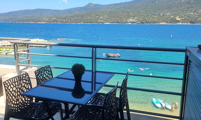 Grand Valinco Apartamento | Appt 4 personas pies en la terraza de agua con vista al mar a 180 grados