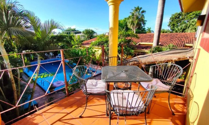 Independencia Apartamento | Apartamento para 2 personas con balcón y vistas al atardecer y a la piscina