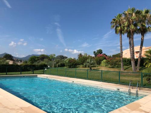 Mandelieu-La-Napoule Apartamento | Appt T2 refait à neuf - vue mer dans résidence avec piscine