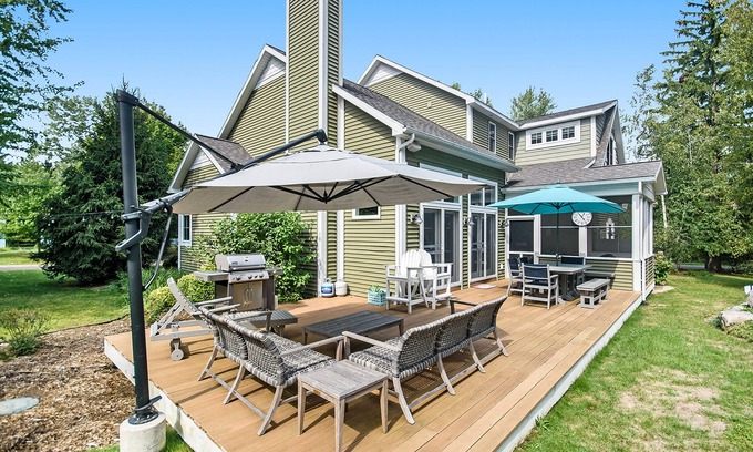 Glenn Haven Shores Casa | Appy Place with beautiful yard, apple trees, & firepit - walk to private beach