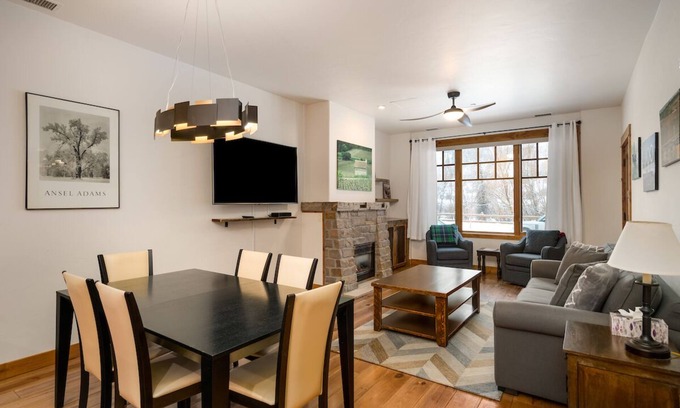 Old Town Condominio | ¡Aprés en Yampa, ADA, Pet Friendly, Modern Downtown Property!