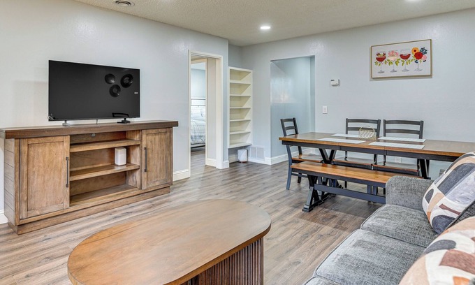 North Fremont Street Apartamento | Apt 1 Mi to Monterey State Beach! Bring Your Pets