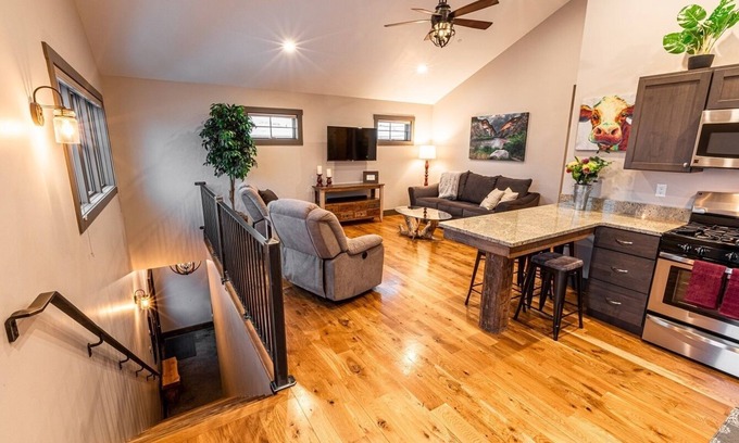 Gunnison Apartamento | Apt. 7703' - In-town livin', few blocks from downtown shops & restaurants