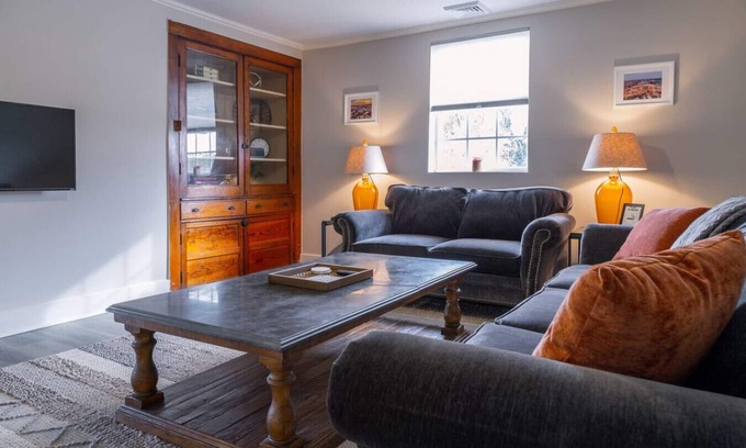 Knoxville Condominio | Apt C · ✧Knoxville Historical Hideaway✧ Volunteer Suite