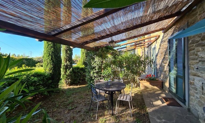 Camucia Casa | Apt in 19th century farmhouse near Cortona, pool, garden and beautiful views