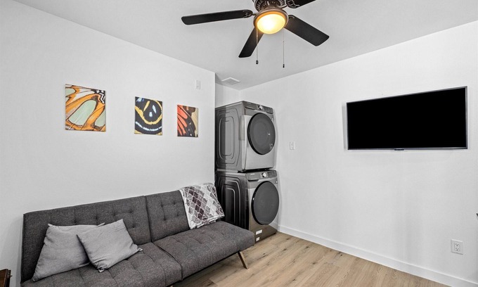 Northside Casa | Apt Nr Downtown + Midtown | Games WiFi TV | Pets