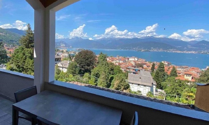 Stresa Apartamento | Apt nr centre of Stresa, balcony, WiFi, air/con and wonderful view over the lake