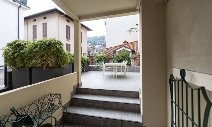 Stresa Apartamento | Apt + terrace, balcony, A/C and WiFi, in historic center of Stresa, just by lake