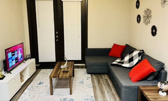 Grogan's Mill Apartamento | Apt Walkable to Towncenter/ FREE Park/ Pool/ Gym