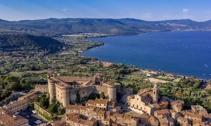 Lake Bracciano Apartamento | Apt Window On Castle, Lake View, Free Wi-Fi