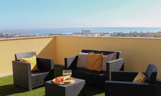 Beato Apartamento | ¡Apt con impresionantes vistas al río y azotea privada!