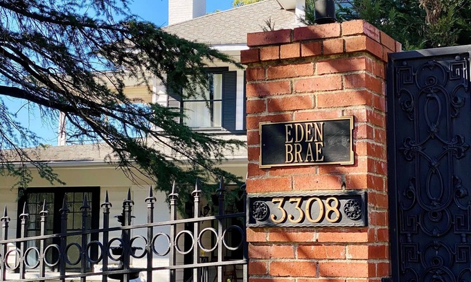 Crestline Heights Apartamento | Apt2 Edenbrae - Walkable Southern Gothic Mansion