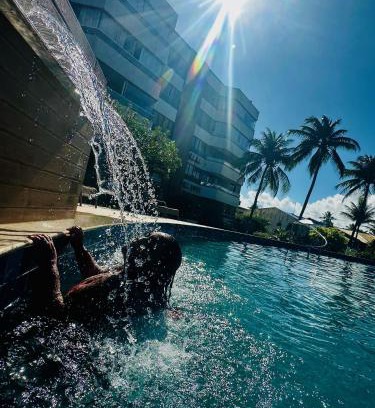 Pouso Alegre Buraquinho Apartamento | Apto 2 quartos pé na areia com piscina Wi Fi e garagem em Vilas do Atlântico