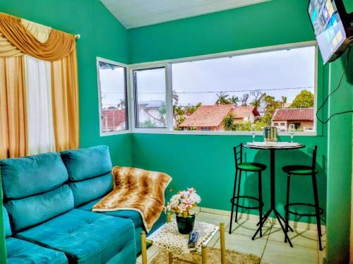 Ubatuba Apartamento | Apto com churrasqueira 500m do mar com vista da salaSacada para horizonte